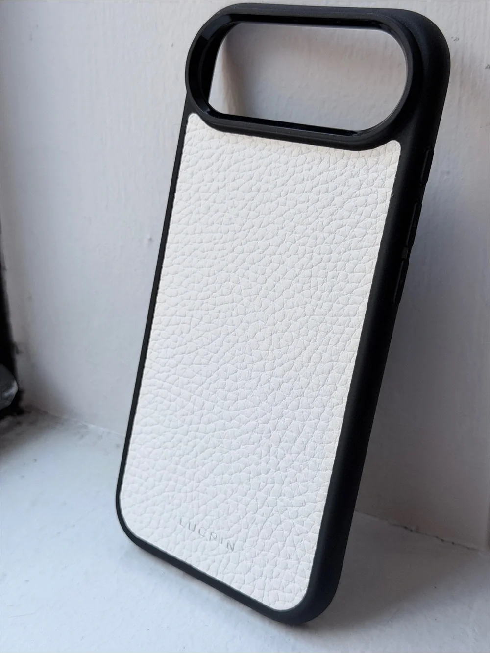 LUCRIN - White Leather-Peble. Le Phone Case with Black Frame